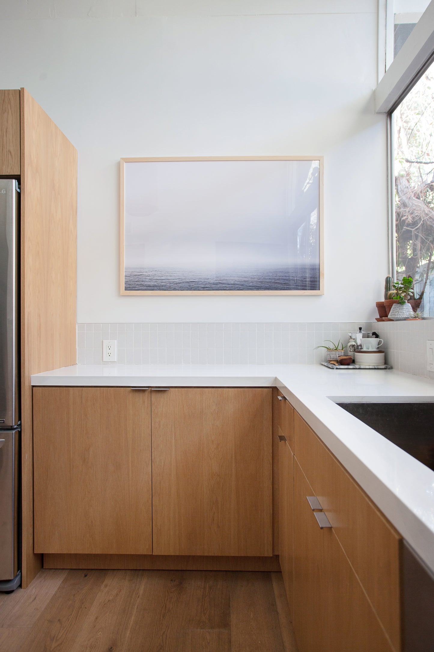 Black and white ocean view with fog and gentle waves – minimalist seascape photography